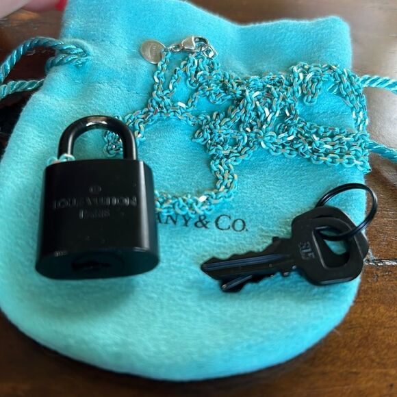 Tiffany @ Co necklace with LV black lock and keys impeccable - Picture 10 of 11